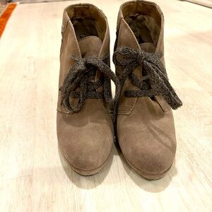 Dolce Vita Tan Suede wedge booties- 8.5